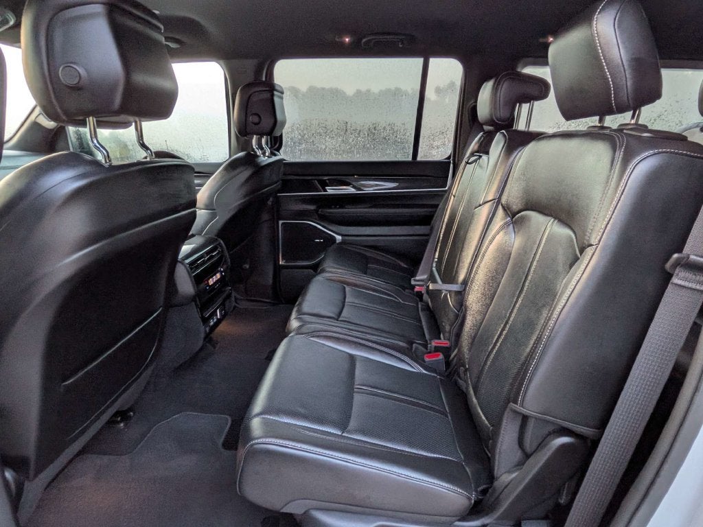 2023 Jeep Wagoneer Base